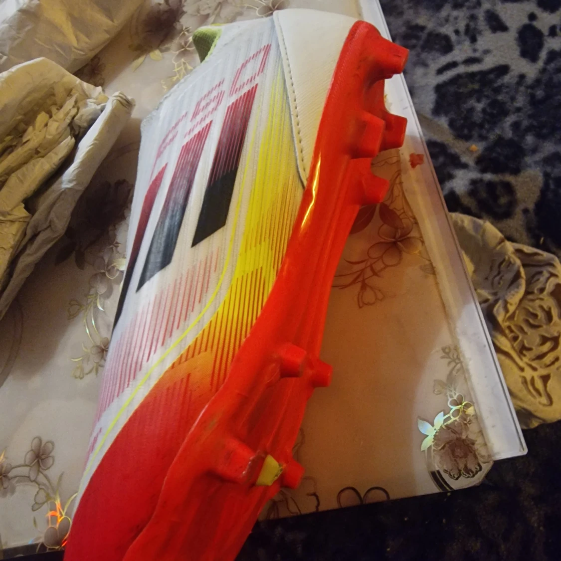 Adidas F50 vita och röda fotbollsskor - 1