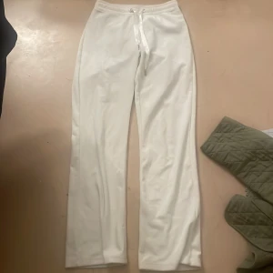 Vita mjukisbyxor från Gina Tricot XS - Vita mjukisbyxor från Gina Tricot i storlek XS. Byxorna har hög midja, raka ben och snörning i midjan för perfekt passform. Mjukt material som är skönt att ha på sig hela dagen.