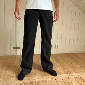 Svarta wide jeans från Nudie Jeans - Nya svarta jeans från Nudie Jeans i modell med breda ben och normal passform. Trendiga, nytt skick och väldigt snygga! 
