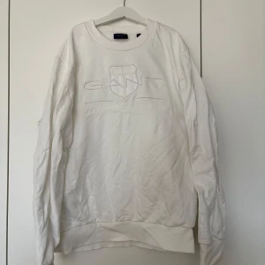 Vit sweatshirt från GANT - Vit sweatshirt från GANT med broderad logga och text framtill. Använd få gånger och väl omhändertagen