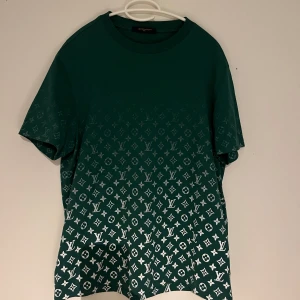 Grön Louis Vuitton t-shirt med monogram - Storlek:L , Skick:9/10