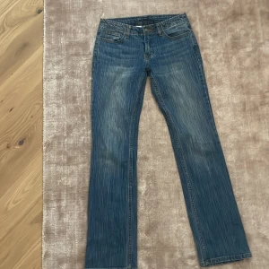 Blå bootcut jeans med slitningar - Snygga blå jeans med bootcut passform och coola slitningar. Dom är mid/low rise!