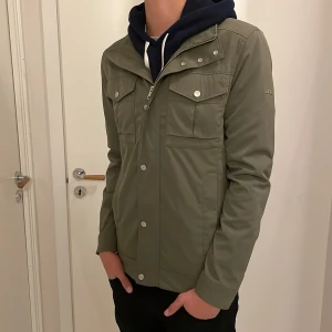 J.Lindberg Field jacka  - Säljer denna otroligt feta och eftertraktade J.Lindberg jackan i 10/10 skick 🤩modellen är ca 185 cm. Fraktas direkt efter att du köpt! 