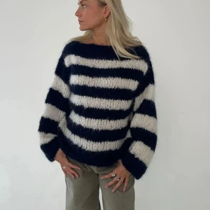 Randig stickad tröja Design by Si - Supermysig stickad tröja från Design by Si med breda marinblå och vita ränder. Ordinarie pris är 1075 men jag säljer den för 500😊 Den är använd ett fåtal gånger och ser ut som när jag köpte den. 