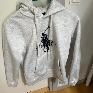 Polo Ralph Lauren hoodie  - Säljer en Ralph lauren hoodie i storlek M  Tröjan är i 10/10 skick. Tillverkad i 100% ull. Priset kan självklart diskuteras, vid mer funderingar hör av er 😊! 
