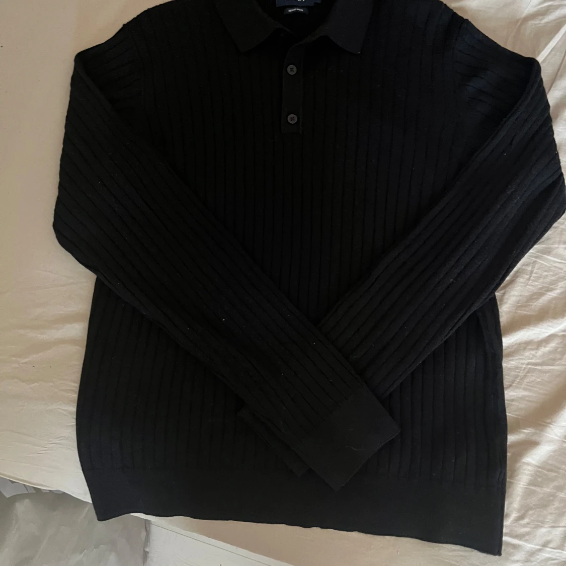 Svart ribbad pikétröja Riley