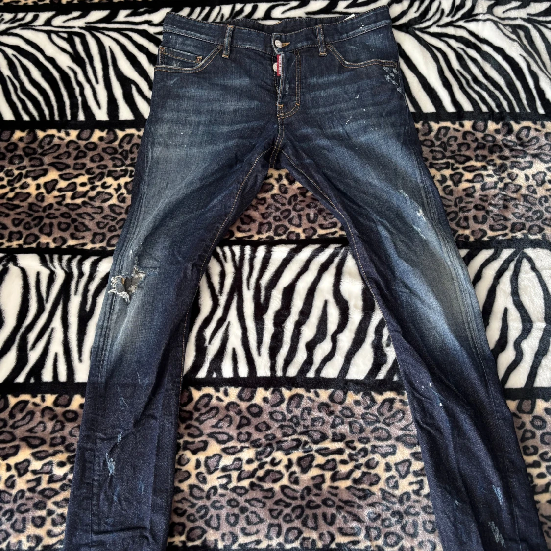 Mörkblå Dsquared2 jeans med slitningar