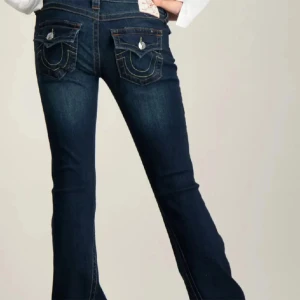 True religion becca bootcut - Säljer dessa då dem ej passar längre, är köpte för cirka ett halvår sen och har blivit använda ett par gånger. Storlek w28