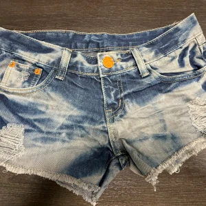 Shorts - Snygga jeansshorts med slitna detaljer, jättefina nu till sommaren. Midjemåttet rakt över är 35 cm. Obs! Jag är på semester och kan därmed skicka tidigast 28/6💓