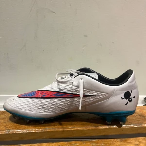Nike Hypervenom vita fotbollsskor - Nike Hypervenom skor som är i ett ganska så bra skick. 7/10 skulle jag säga. Egentligen 8/10 men saknas skosnören på vänster sko som drar ner det lite. Men bra kvalite på skorna 