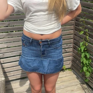 Diesel jeanskjol - Unik vintage jeanskjol från diesel i storlek w26. Midjemåttet är cirka 31,5cm och längden är cirka 32cm💕