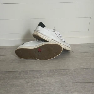 Ett par sköna Dsquared2 sneakers. I okej skick  - Ett par feta Dsquared2 Skor i storlek 42. Skorna är i okej skick lite smutsiga men går att ordna snabbt. Har tyvärr inte boxen till skorna tyvärr borttappad pga flytt. Säljer nu dem för dem har blivit för små. Om ni har mer frågor är det bara att skicka✅✅