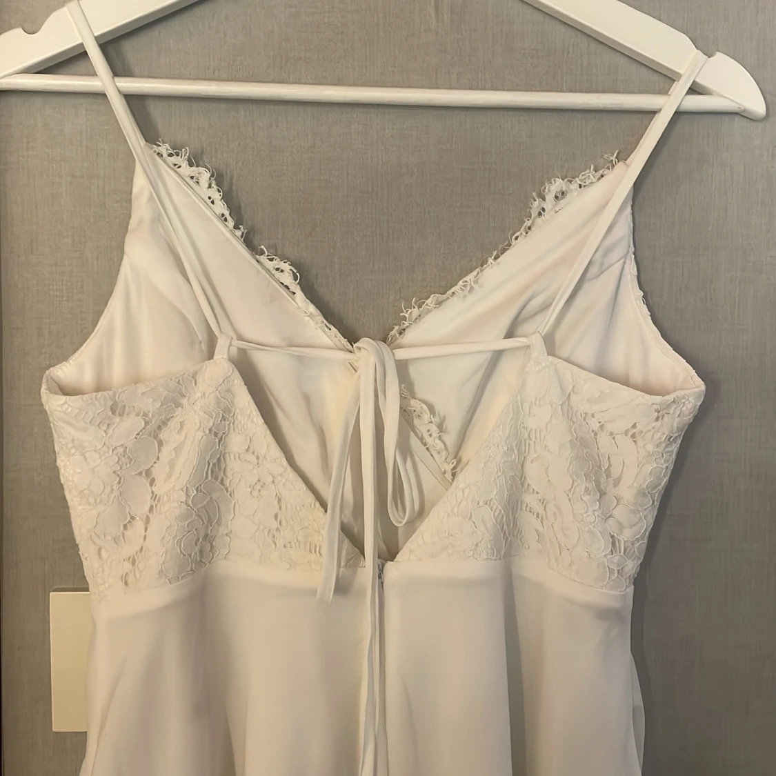 Vit spetsklänning med v-ringning - 3