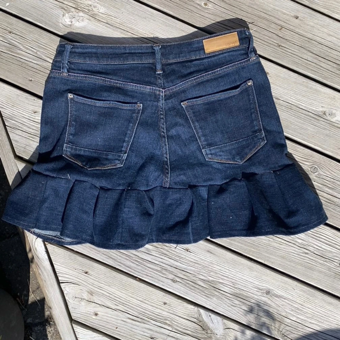 Mörkblå jeanskjol med volang - 2