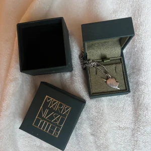 Maria Nilsdotter You & Me Necklace  - INTRESSEKOLL på detta superfina halsband som inte kommer till så mycket användning längre. Den är använd ganska många gånger men det är inget som syns! Nypriset ligger på 3595 kr för 2 st alltså 1798 kr för en😇 hör gärna av dig innan du köper eller om du har frågor