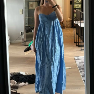 Långklänning  - En helt otrolig långklänning från bikbok med öppen rygg och knytning. Längden på banden är justerbara. Endast använd 1 gång, inga tecken på användning. Storlek S💓