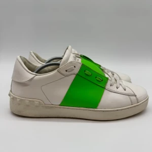 VALENTINO OPEN SNEAKERS - Valentino open sneakers - Skick: 8,5/10 - Storlek 41 sitter som 42 - Tillbehör: Enbart skorna - Nypris 7700kr - deluxecloset