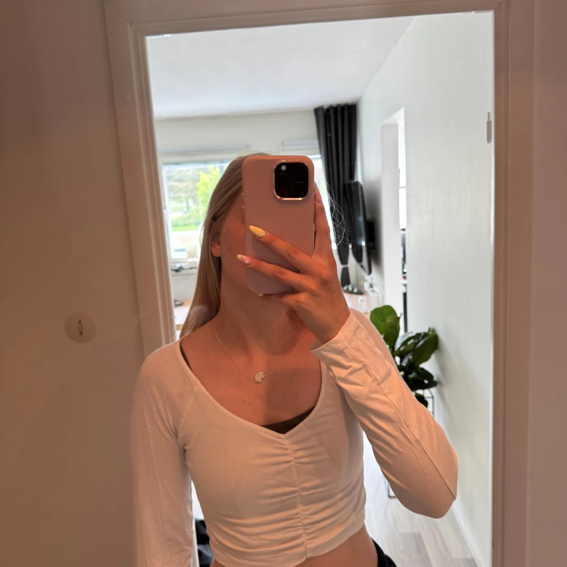 Vit croppad topp från NLY Trend