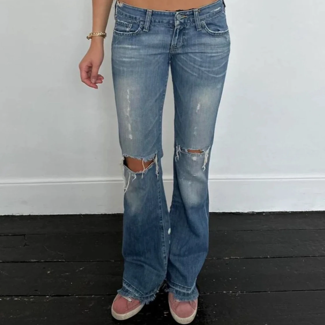 Lågmidjade bootcut jeans med slitningar