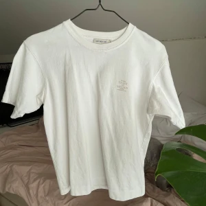 T shirt - Enkel T-shirt från Tiger Of Sweden, köpt för många år sedan och kommer inte till användning längre! Går att använda till nästan allt ⭐️pris kan absolut diskuteras 