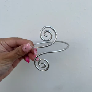 Armcuff  - 🌸Går att böja ut eller in för att få din perfekta passform 🌺Gör även customs!! Skicka in bild eller din idé så kan vi nog säkert lösa det 🥰