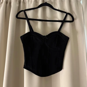 Svart korsett - supersnygg svart korsett. Älskar de små detaljerna på toppen. Sitter som en smäck på! Om fler bilder önskas kontakta mig💋