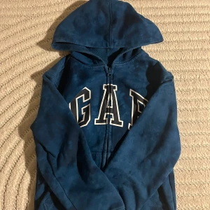 Zip up hoodie - Säljer en blå zip up hoodie från Gap i XXS!! Använd gärna köp nu 🩷