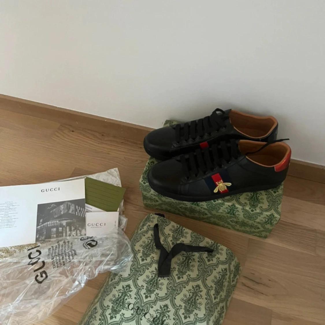 Gucci Ace svarta sneakers med bi-detalj