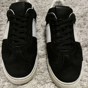 Valentino flycrews - Hej jag säljer dem eftertraktade flycrewsen mockan är topp skick men de har tappat några bitar och är lite nedtrampade storlek 38,5  skriv vid minsta funderingar!😀OBs pris kan alltid diskuteras😇