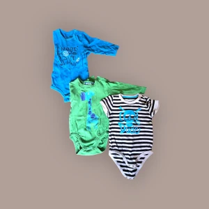 Babypaket stl 62–68 - 12 plagg, 95kr - Babypaket stl 62–68 - 12 plagg, 95kr  Säljer ett fint blandat paket i storlek 62 – 68 som passar perfekt för alla årstiden.  Innehåll  6 bodys  2 mjuka heldräkter/pyjamasar  3 bekväma byxor  Totalt 12 plagg   Plaggen är i bomull, tvättade parfymfritt och kommer från rök- och djurfritt hem. Inga fläckar eller hål – bara vanligt, varsamt använt skick.  Perfekt startpaket till nästa växtspurt!