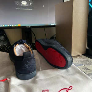 Mörkblå sneakers från Christian Louboutin - Hej! Säljer mina skor som är helt nya. Allt följer med