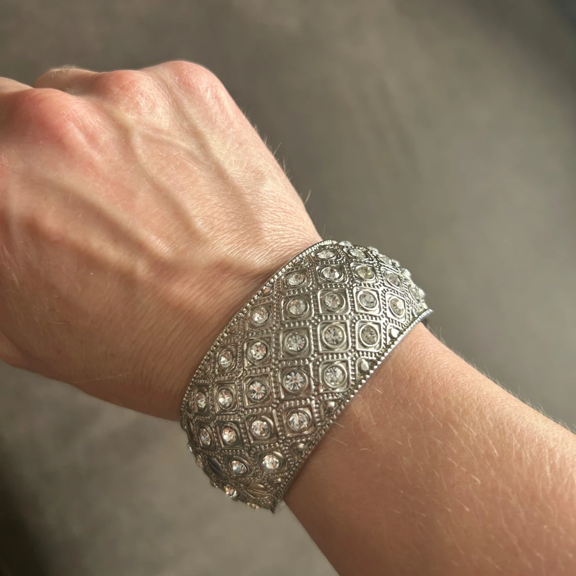 Bredt silverfärgat armband med stenar - 2