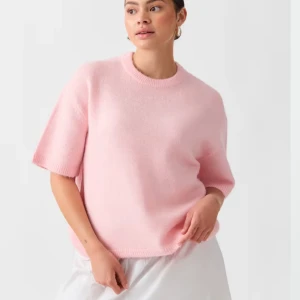 Rosa stickad T-shirt - Supermjuk ljusrosa stickad tröja med korta ärmar och rund hals. Tröjan har en loose fit och ribbade kanter vid ärmslut och nederkant. Perfekt för lager-på-lager och chill vibes.