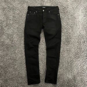 Jack & Jones Jeans - Riktigt snygga och trendiga Jack & Jones Slim/Glenn jeans i en stilren svart färg. Storlek: W31/L32. Hör av dig vid frågor eller funderingar!🤩