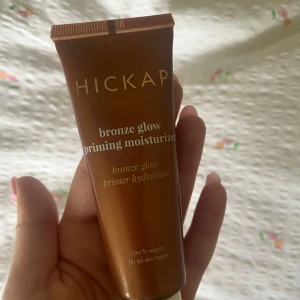Hickap Bronze Glow Priming Moisturizer - Bronze Glow Priming Moisturizer från Hickap är en vegansk primer i bronsfärgad tub med pump. Ger en glowig och bronzig finish och återfuktar huden. Passar alla hudtyper och är lätt i konsistensen. Perfekt för dig som vill ha en naturlig lyster och jämnare bas. Endast testad en gång på handen💞 säljer även hickaps bodyglow och tanningdrops, köp alla tre och få paketpris😍