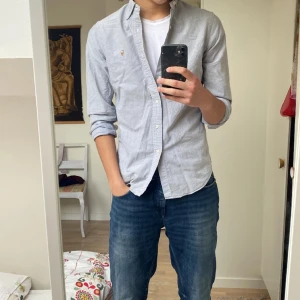 Ralph Lauren skjorta - Säljer en Ralph Lauren skjorta i storlek S. Den har några små slitningar vid insidan av kragen men syns inte direkt.