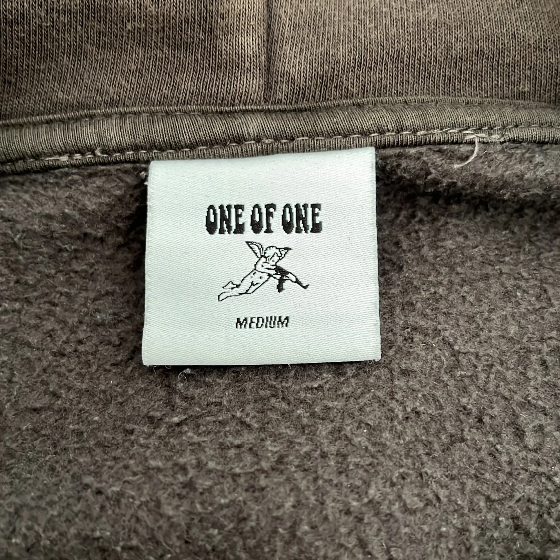 Brun hoodie från One of One med tryck - 2