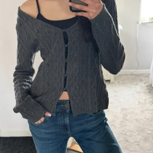 Mörkgrå stickad kofta från Zara - Hej!! Jag säljer denna jättefina stickade koftan från Zara med knappar. Storleken är M men skulle säga att den passar en S-M. Tveka inte att skriva vid frågor🤗