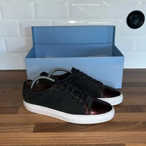 Svarta lanvin skor - . Skick 7/10 ända defekten är en liten spricka inne i skon som ni ser på bild 3 men det är inget som känns. Whitening cream köpt från shoe Hero medföljer oxå, har bara använt en gång. .