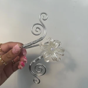 Armcuff  - 🌸Går att böja ut eller in för att få din perfekta passform 🌺Gör även customs!! Skicka in bild eller din idé så kan vi nog säkert lösa det 🥰