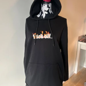 Svart hoodie FSBN med flames-tryck XL - Svart hoodie från new yorker i storlek XL men ganska liten i storlek så typ L. Alldrig använd, fick av ett ex för typ 3 år sedan.