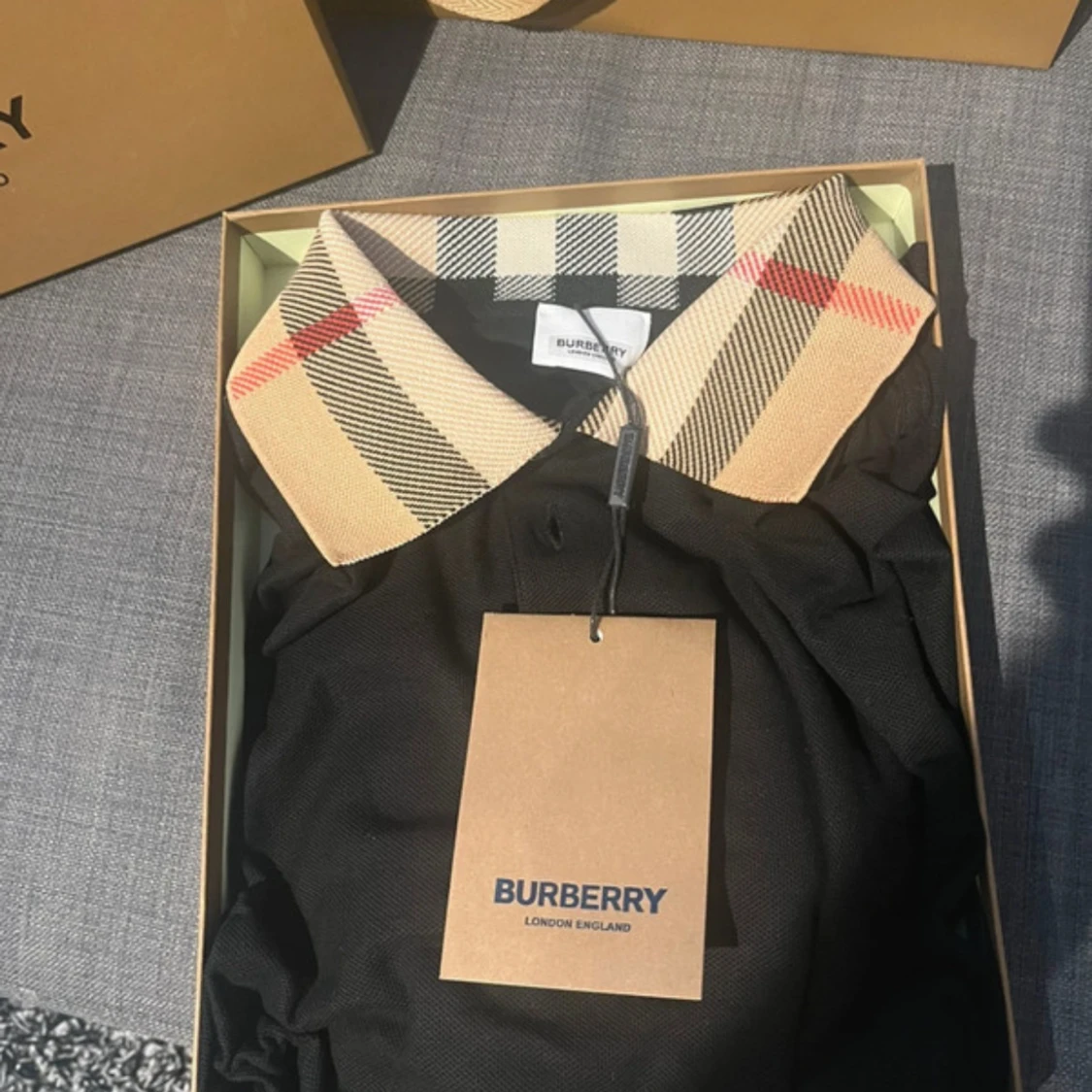 Svart Burberry pikétröja med rutig krage - 1