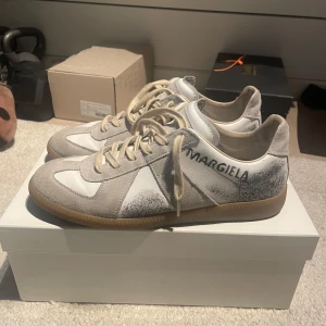Maison margiela gats  - Mycket sällsynta Margiela Gats i en limited edition modell. Skorna är i ett mycket bra skick och endast använda ett fåtal gånger. Retail på skorna ligger runt 8-10 k och går inte att få tag på längre. Allt OG ingår! 