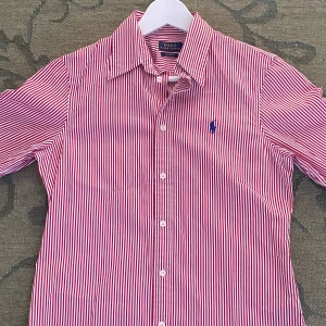 Rödvit randig skjorta Polo Ralph Lauren - Snygg röd och vit randig skjorta från Polo Ralph Lauren. Nypris: 1500kr. Inga defekter