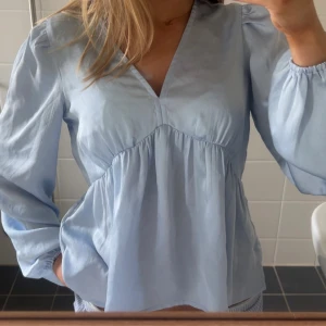 Blå blus - Supersnygg blå blus från vero Moda💖 tunn i materialet så perfekt inför sommarkvällar☀️☀️