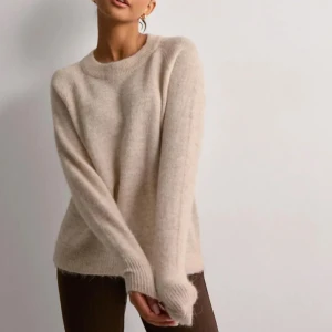 Beige stickad tröja   - Bara använd en gång, krympt lite i tvätten så den är inte JÄTTE oversized. Passar bra till nästan allt. Köpt för 600kr. 