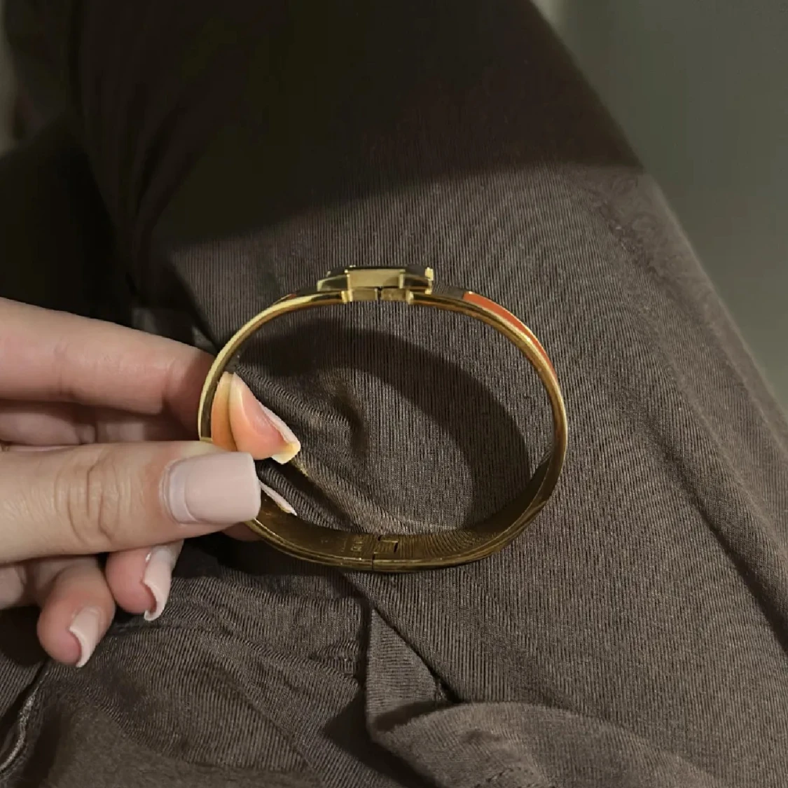 Guldarmband med orange detaljer - 2