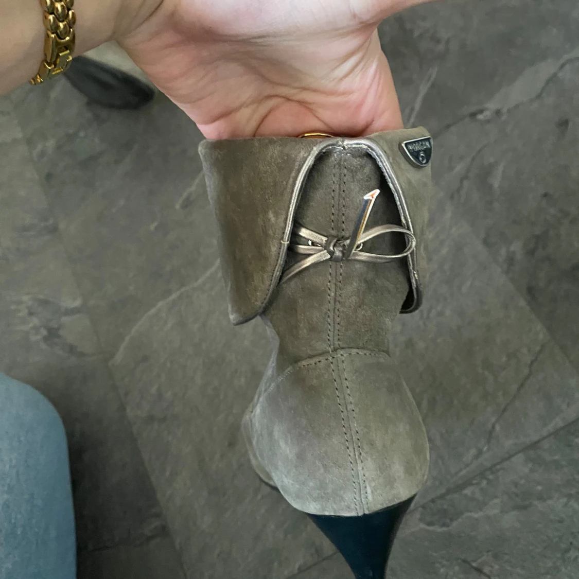 Grå mocka stövletter med rosett - 2