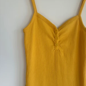 Klänning  - Ribbad figursydd knälång klänning 