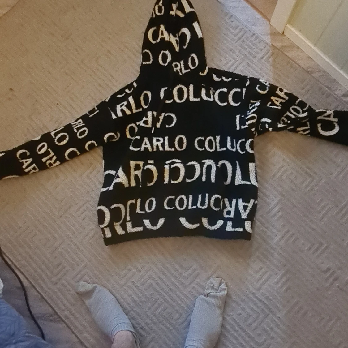 Svart hoodie Carlo Colucci med logga - 1